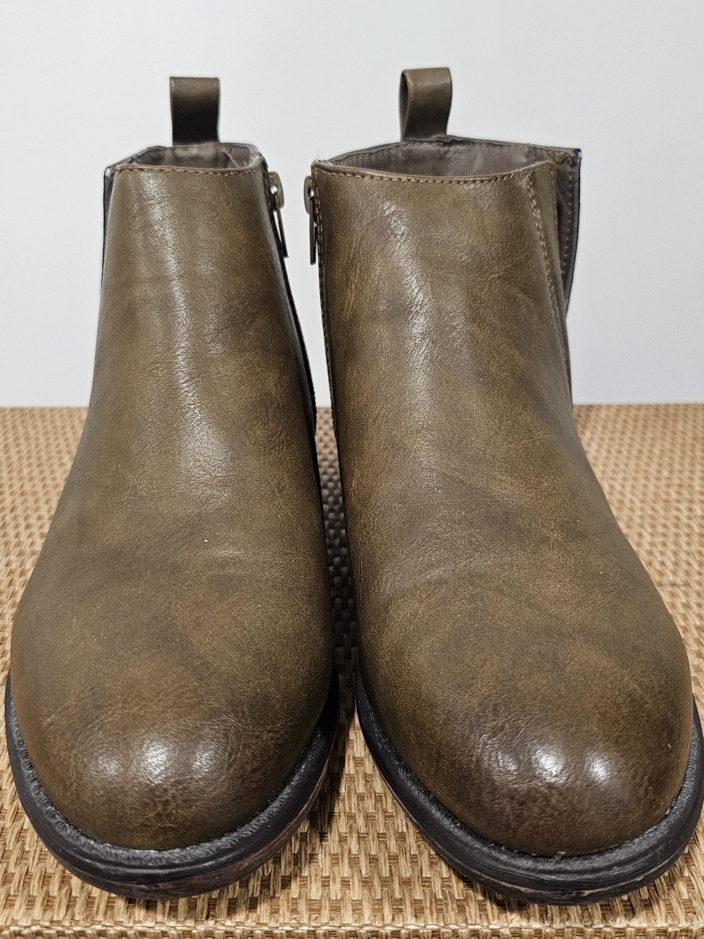 Olive Green Chelsea Ankle Boots Sz.7 Minimalist Low Heel  Casual Boho Festival - Picture 7 of 13